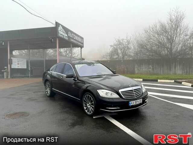 Черный Мерседес С Класс, объемом двигателя 5.5 л и пробегом 286 тыс. км за 15000 $, фото 1 на Automoto.ua