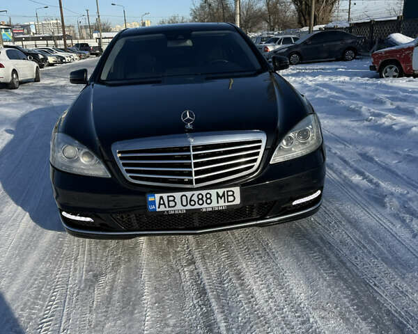 Черный Мерседес С Класс, объемом двигателя 5.5 л и пробегом 320 тыс. км за 13000 $, фото 1 на Automoto.ua