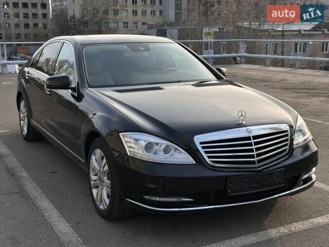 Чорний Мерседес С Клас, об'ємом двигуна 3.5 л та пробігом 210 тис. км за 16900 $, фото 1 на Automoto.ua