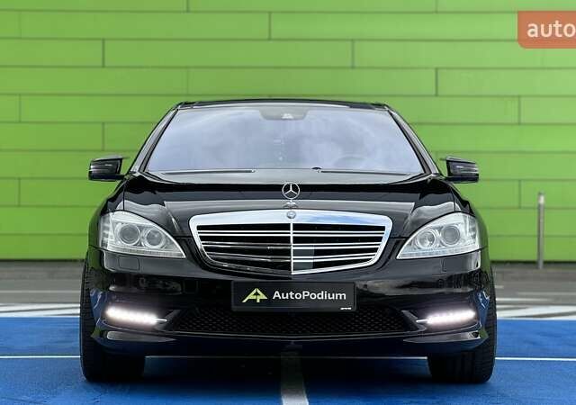 Черный Мерседес С Класс, объемом двигателя 5.46 л и пробегом 250 тыс. км за 25000 $, фото 1 на Automoto.ua