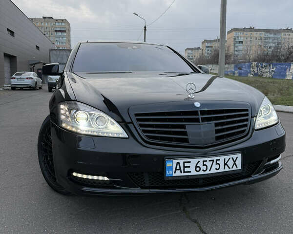 Чорний Мерседес С Клас, об'ємом двигуна 5.5 л та пробігом 213 тис. км за 17000 $, фото 1 на Automoto.ua