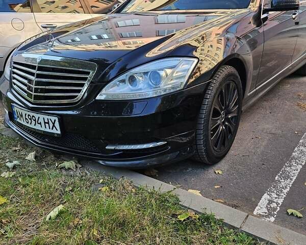 Чорний Мерседес С Клас, об'ємом двигуна 5.5 л та пробігом 238 тис. км за 17500 $, фото 1 на Automoto.ua