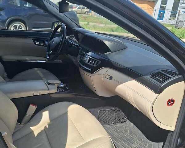 Черный Мерседес С Класс, объемом двигателя 5.46 л и пробегом 225 тыс. км за 16000 $, фото 1 на Automoto.ua