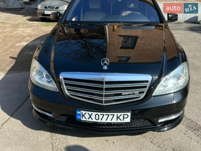 Чорний Мерседес С Клас, об'ємом двигуна 5 л та пробігом 260 тис. км за 17000 $, фото 1 на Automoto.ua