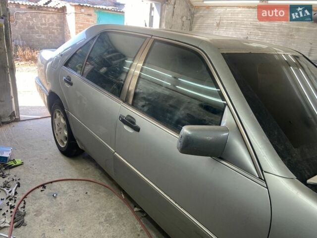 Серый Мерседес С Класс, объемом двигателя 4.2 л и пробегом 180 тыс. км за 2500 $, фото 1 на Automoto.ua