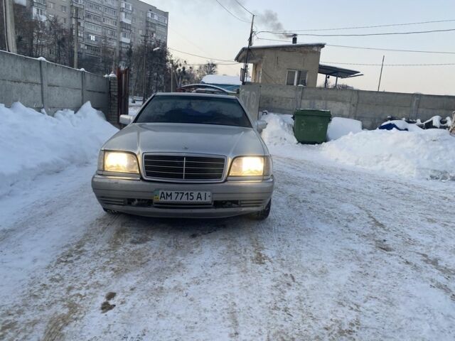 Сірий Мерседес С Клас, об'ємом двигуна 3.2 л та пробігом 350 тис. км за 3788 $, фото 1 на Automoto.ua