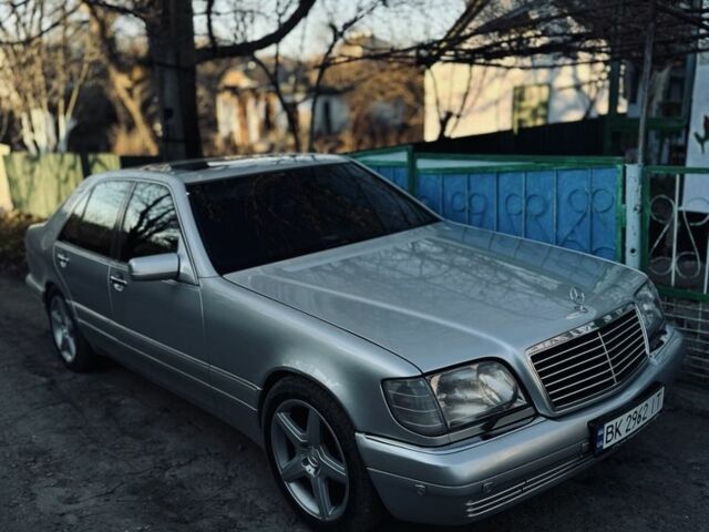 Сірий Мерседес С Клас, об'ємом двигуна 5 л та пробігом 500 тис. км за 5650 $, фото 1 на Automoto.ua