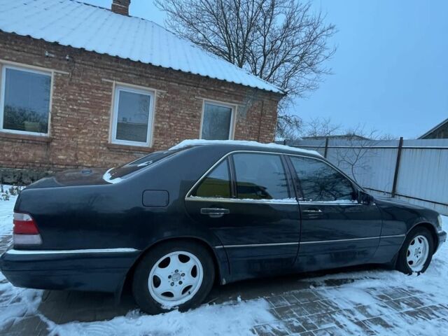 Сірий Мерседес С Клас, об'ємом двигуна 4 л та пробігом 300 тис. км за 5500 $, фото 1 на Automoto.ua