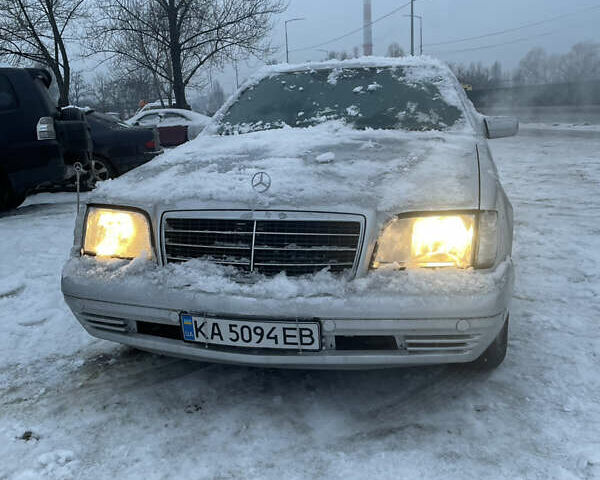 Серый Мерседес С Класс, объемом двигателя 4.2 л и пробегом 300 тыс. км за 4900 $, фото 1 на Automoto.ua