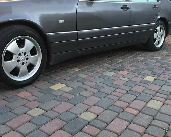 Серый Мерседес С Класс, объемом двигателя 3.2 л и пробегом 430 тыс. км за 9000 $, фото 1 на Automoto.ua