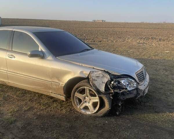 Серый Мерседес С Класс, объемом двигателя 4.3 л и пробегом 347 тыс. км за 2300 $, фото 1 на Automoto.ua