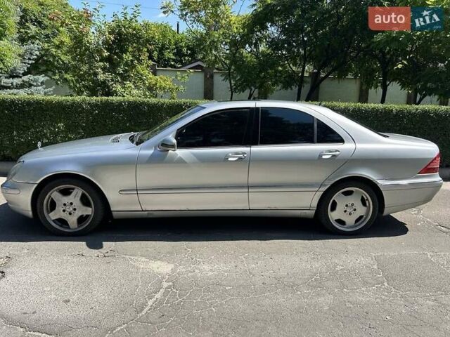 Сірий Мерседес С Клас, об'ємом двигуна 5 л та пробігом 280 тис. км за 4799 $, фото 1 на Automoto.ua