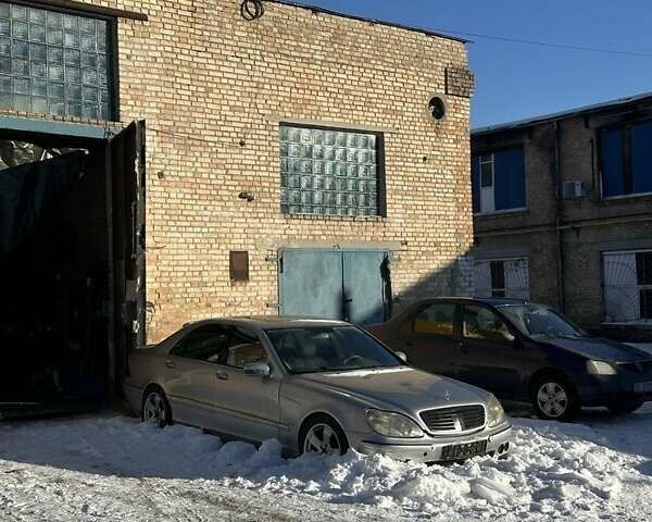 Серый Мерседес С Класс, объемом двигателя 5 л и пробегом 287 тыс. км за 3500 $, фото 1 на Automoto.ua