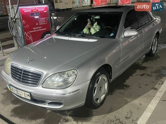 Серый Мерседес С Класс, объемом двигателя 4 л и пробегом 320 тыс. км за 4500 $, фото 1 на Automoto.ua