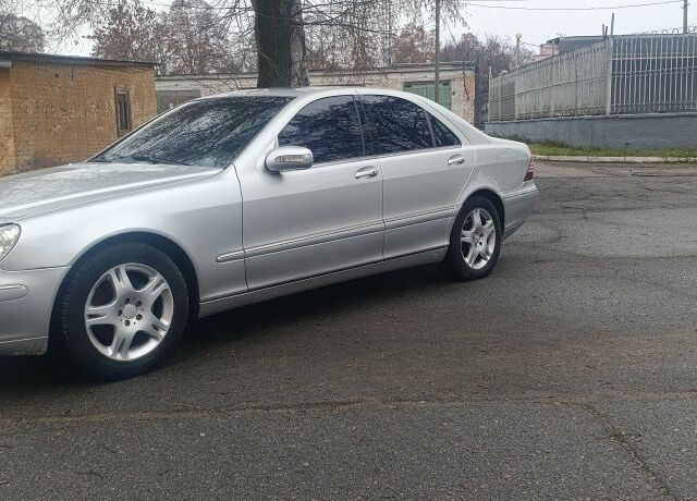Серый Мерседес С Класс, объемом двигателя 3.7 л и пробегом 280 тыс. км за 4900 $, фото 1 на Automoto.ua