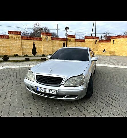 Серый Мерседес С Класс, объемом двигателя 4 л и пробегом 344 тыс. км за 5000 $, фото 1 на Automoto.ua