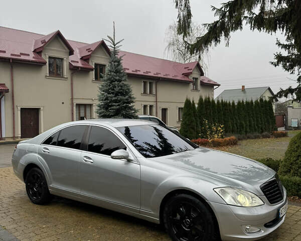 Серый Мерседес С Класс, объемом двигателя 3.5 л и пробегом 285 тыс. км за 7200 $, фото 1 на Automoto.ua