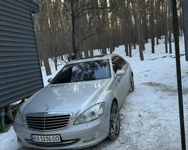 Серый Мерседес С Класс, объемом двигателя 5.46 л и пробегом 311 тыс. км за 13200 $, фото 1 на Automoto.ua