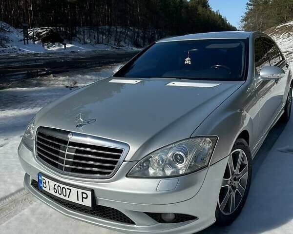 Сірий Мерседес С Клас, об'ємом двигуна 5.5 л та пробігом 215 тис. км за 8900 $, фото 1 на Automoto.ua