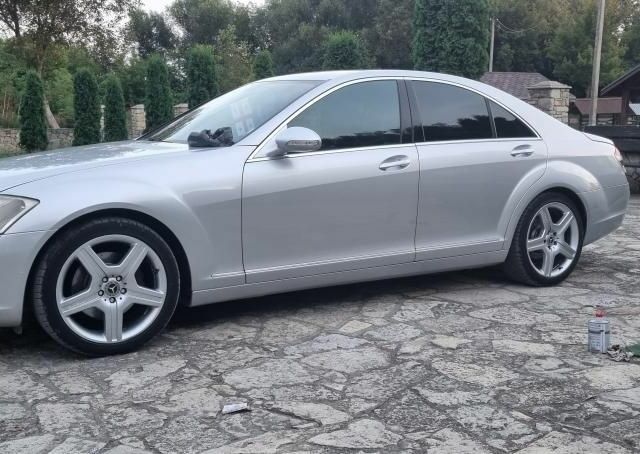 Сірий Мерседес С Клас, об'ємом двигуна 3 л та пробігом 160 тис. км за 5500 $, фото 1 на Automoto.ua