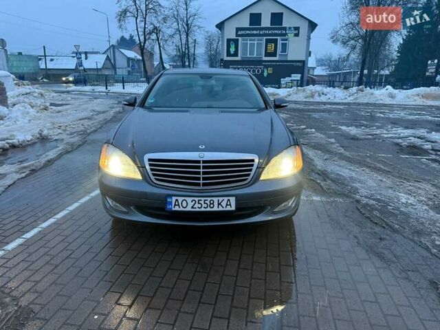 Серый Мерседес С Класс, объемом двигателя 3 л и пробегом 299 тыс. км за 12999 $, фото 1 на Automoto.ua