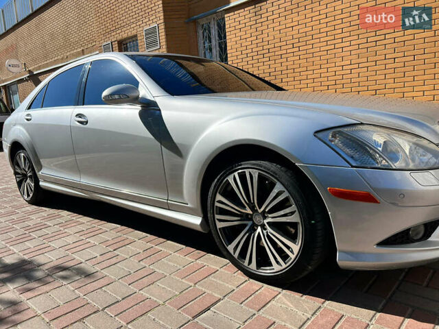 Серый Мерседес С Класс, объемом двигателя 5.5 л и пробегом 264 тыс. км за 9900 $, фото 1 на Automoto.ua