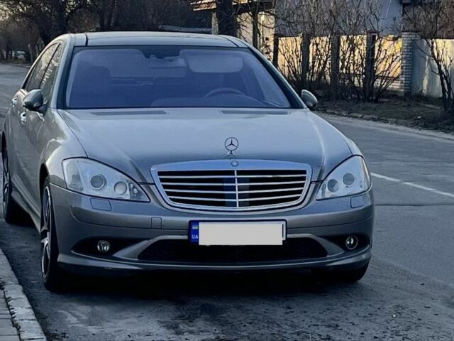 Сірий Мерседес С Клас, об'ємом двигуна 5.5 л та пробігом 235 тис. км за 17000 $, фото 1 на Automoto.ua