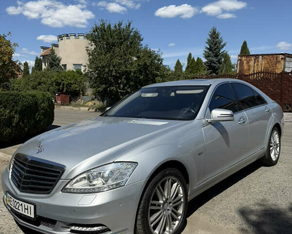 Сірий Мерседес С Клас, об'ємом двигуна 3 л та пробігом 233 тис. км за 25000 $, фото 1 на Automoto.ua