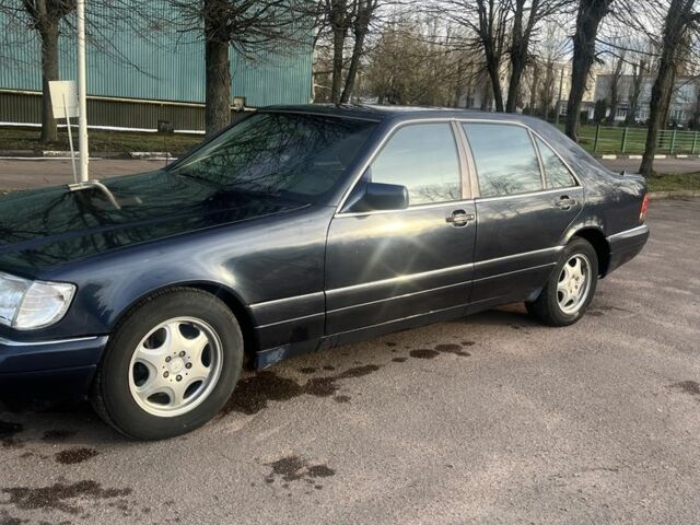 Синий Мерседес С Класс, объемом двигателя 3.2 л и пробегом 400 тыс. км за 5500 $, фото 1 на Automoto.ua