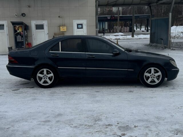 Синій Мерседес С Клас, об'ємом двигуна 3.2 л та пробігом 320 тис. км за 1800 $, фото 1 на Automoto.ua