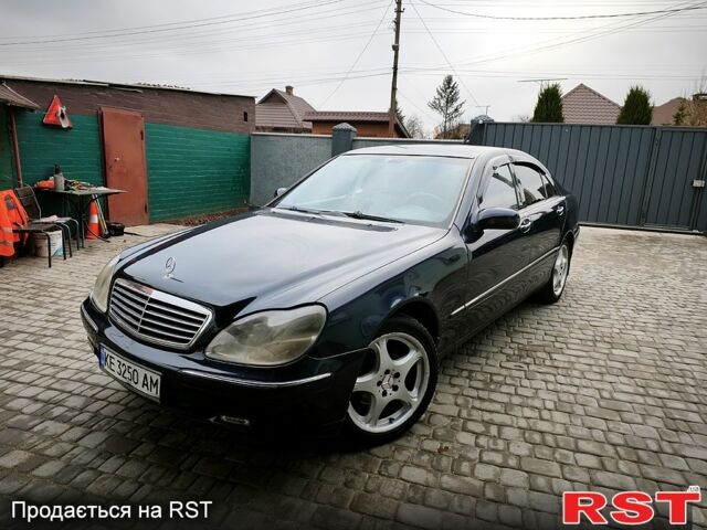 Синій Мерседес С Клас, об'ємом двигуна 3.2 л та пробігом 318 тис. км за 5800 $, фото 1 на Automoto.ua