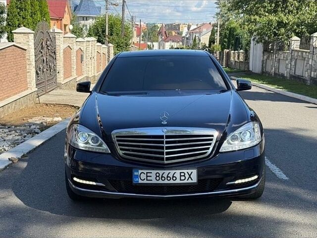 Синий Мерседес С Класс, объемом двигателя 5.5 л и пробегом 320 тыс. км за 15000 $, фото 1 на Automoto.ua