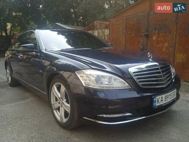 Синій Мерседес С Клас, об'ємом двигуна 4 л та пробігом 220 тис. км за 18400 $, фото 1 на Automoto.ua