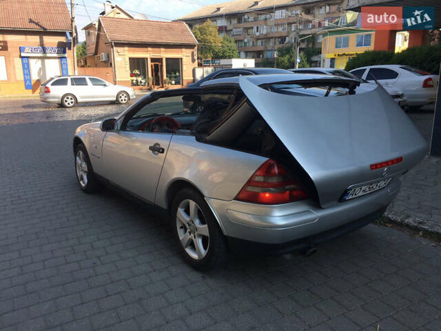 Сірий Мерседес СЛК-Клас, об'ємом двигуна 2.3 л та пробігом 100 тис. км за 6000 $, фото 1 на Automoto.ua