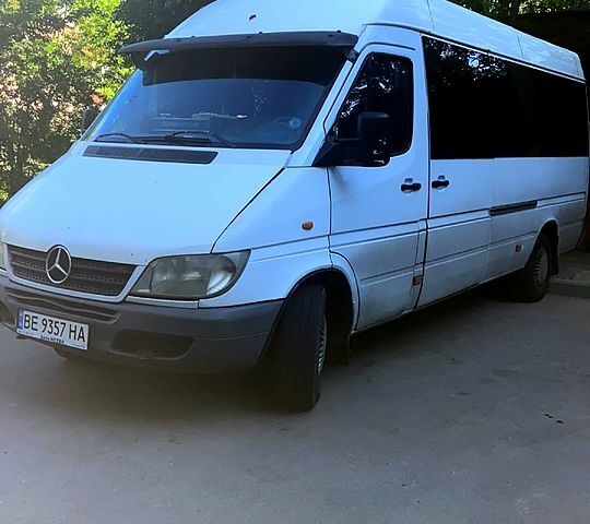 Белый Мерседес Sprinter, объемом двигателя 2.2 л и пробегом 205 тыс. км за 6500 $, фото 1 на Automoto.ua