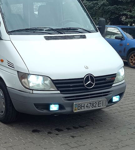 Белый Мерседес Sprinter, объемом двигателя 2.2 л и пробегом 450 тыс. км за 3500 $, фото 1 на Automoto.ua