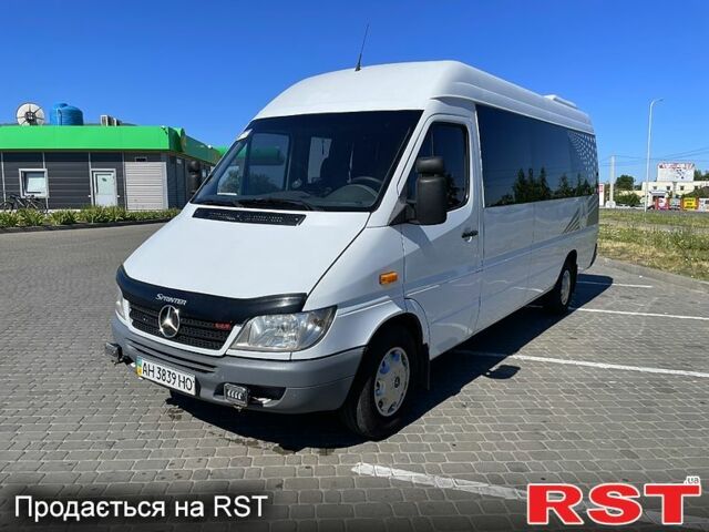 Белый Мерседес Sprinter, объемом двигателя 2.7 л и пробегом 400 тыс. км за 10000 $, фото 1 на Automoto.ua