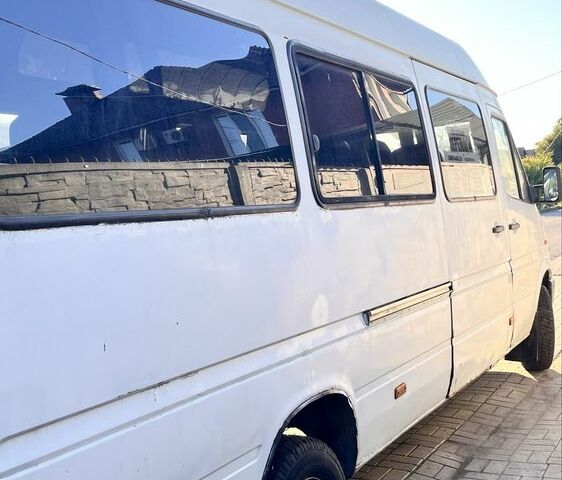 Белый Мерседес Sprinter, объемом двигателя 2.9 л и пробегом 485 тыс. км за 6000 $, фото 1 на Automoto.ua