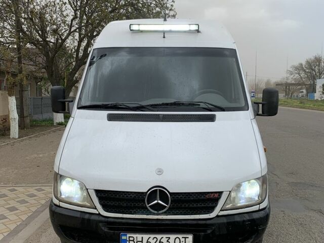 Белый Мерседес Sprinter, объемом двигателя 2.2 л и пробегом 444 тыс. км за 5680 $, фото 1 на Automoto.ua