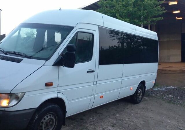 Белый Мерседес Sprinter, объемом двигателя 2.7 л и пробегом 366 тыс. км за 10000 $, фото 1 на Automoto.ua