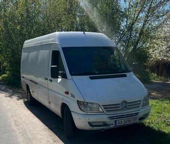 Белый Мерседес Sprinter, объемом двигателя 2.2 л и пробегом 300 тыс. км за 10500 $, фото 1 на Automoto.ua