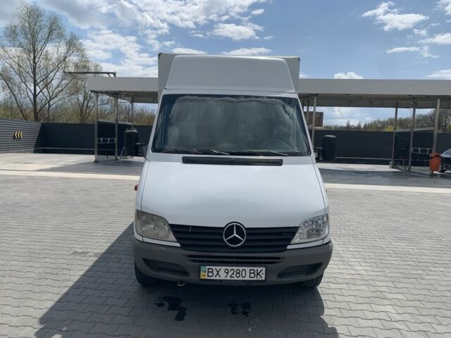 Белый Мерседес Sprinter, объемом двигателя 2.2 л и пробегом 300 тыс. км за 6500 $, фото 1 на Automoto.ua