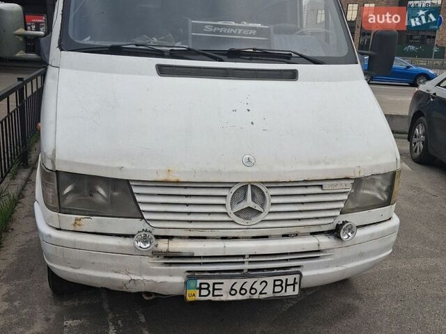 Белый Мерседес Sprinter, объемом двигателя 2.3 л и пробегом 260 тыс. км за 4500 $, фото 1 на Automoto.ua
