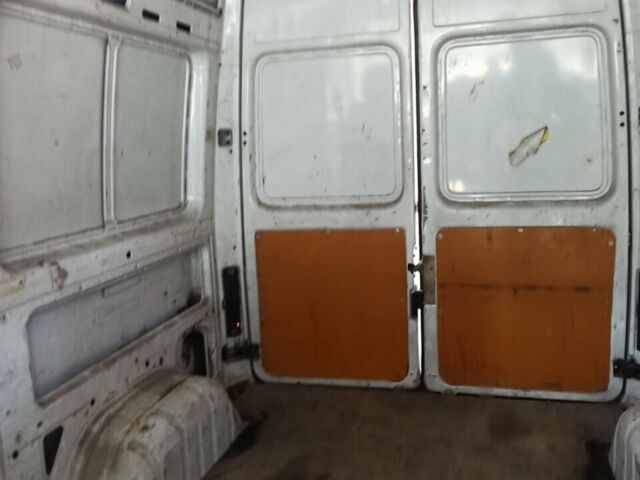 Белый Мерседес Sprinter, объемом двигателя 2.3 л и пробегом 700 тыс. км за 2000 $, фото 1 на Automoto.ua