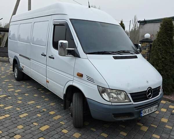 Белый Мерседес Sprinter, объемом двигателя 2.7 л и пробегом 606 тыс. км за 11900 $, фото 1 на Automoto.ua