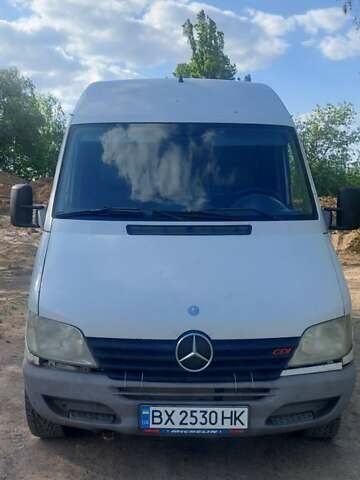 Белый Мерседес Sprinter, объемом двигателя 2.15 л и пробегом 300 тыс. км за 5500 $, фото 1 на Automoto.ua