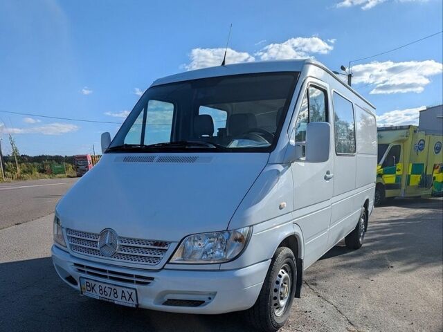Белый Мерседес Sprinter, объемом двигателя 2.7 л и пробегом 144 тыс. км за 13000 $, фото 1 на Automoto.ua