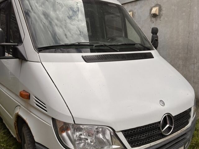 Белый Мерседес Sprinter, объемом двигателя 2.1 л и пробегом 300 тыс. км за 6300 $, фото 1 на Automoto.ua