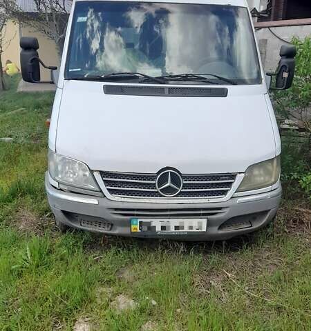 Белый Мерседес Sprinter, объемом двигателя 2.2 л и пробегом 300 тыс. км за 3700 $, фото 1 на Automoto.ua