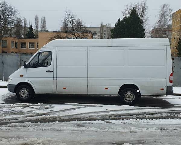 Белый Мерседес Sprinter, объемом двигателя 2.1 л и пробегом 450 тыс. км за 8900 $, фото 1 на Automoto.ua